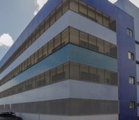 Vista do campus da UFERSA em Mossoró RN, com prédio moderno em área semiárida sob céu azul
