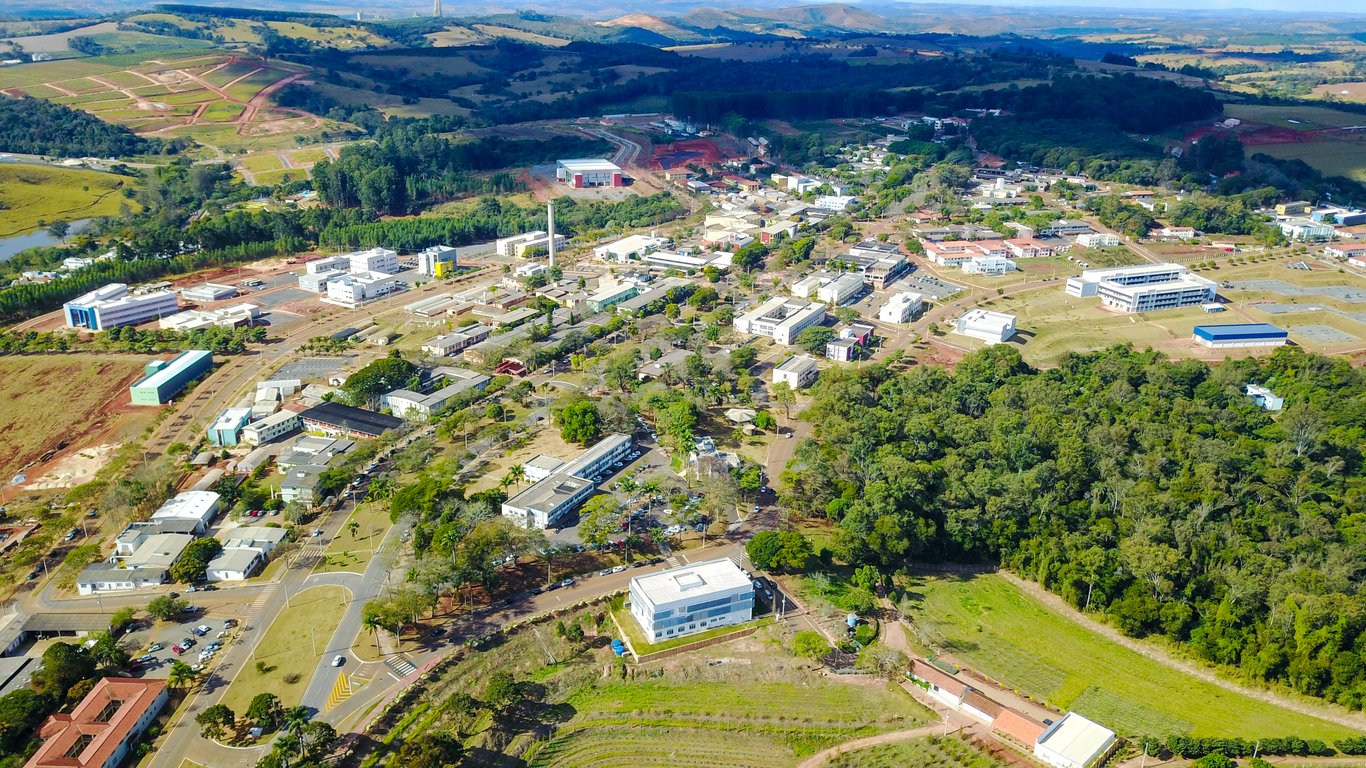 Campus da Universidade Federal de Lavras (UFLA) com prédios e áreas verdes