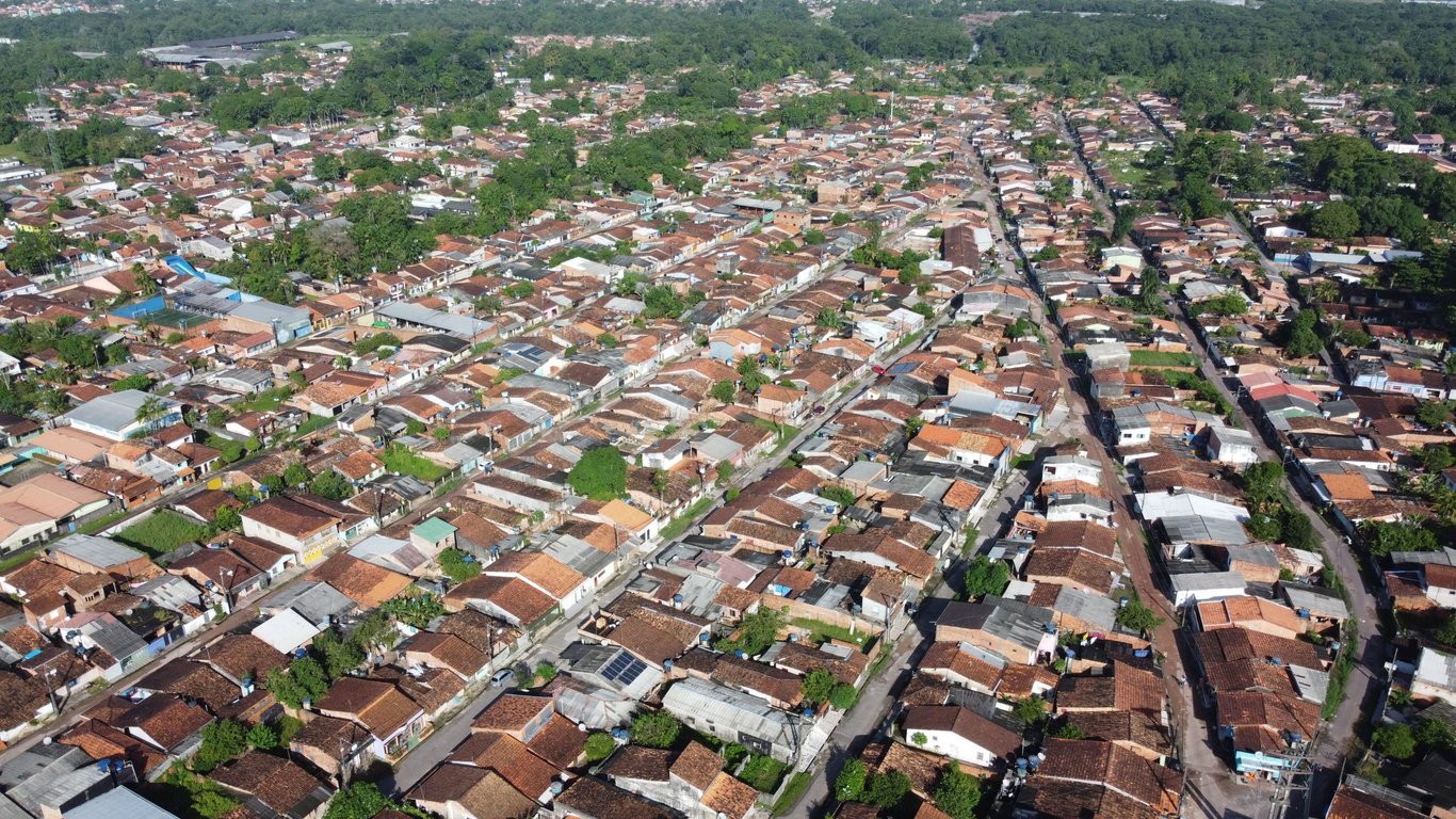 Vista aérea de Marituba (PA), com malha urbana integrada à BR-316 e áreas de vegetação