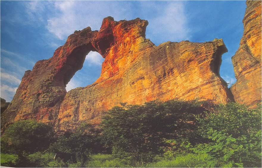Paisagem do semiárido piauiense sob céu aberto