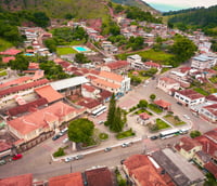Vista urbana de município do Sul de Minas Gerais, com praça central e prédios públicos ao fundo
