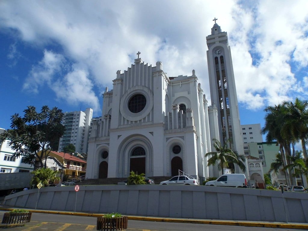 Centro e igreja matriz de Luzerna, no Oeste catarinense
