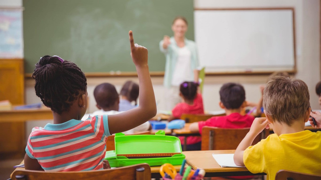 Ambiente de sala de aula na educação básica, ilustrativo