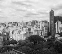 Horizonte urbano de São Paulo ao entardecer, com prédios empresariais vistos em perspectiva ampla