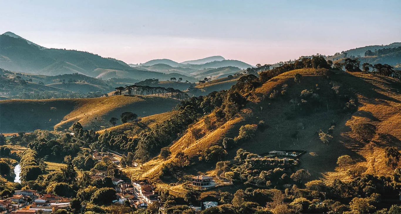 Rodovia no interior de Minas Gerais ao entardecer