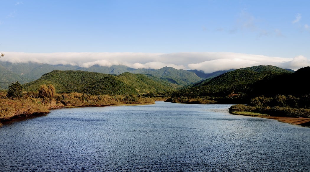 Paisagem aérea de Paulo Lopes SC com a Serra do Tabuleiro ao fundo, em luz dourada de fim de tarde