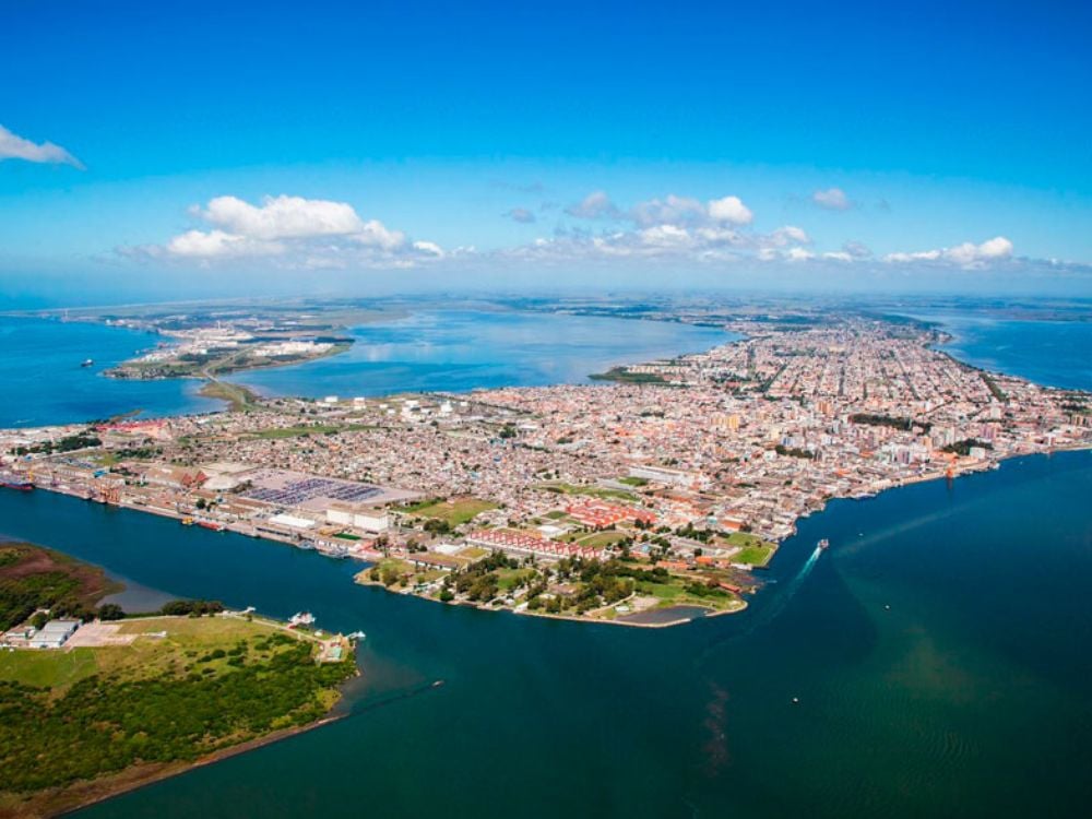 Vista litorânea e urbana de cidade do sul do Brasil ao entardecer