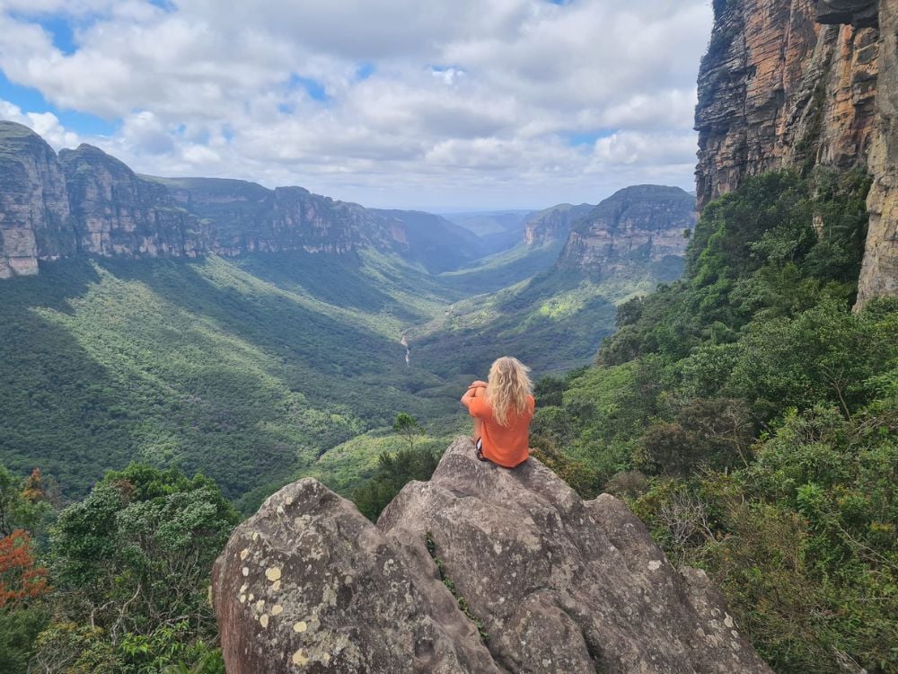 Paisagem da Caatinga na Bahia, com vegetação típica e formações rochosas ao pôr do sol