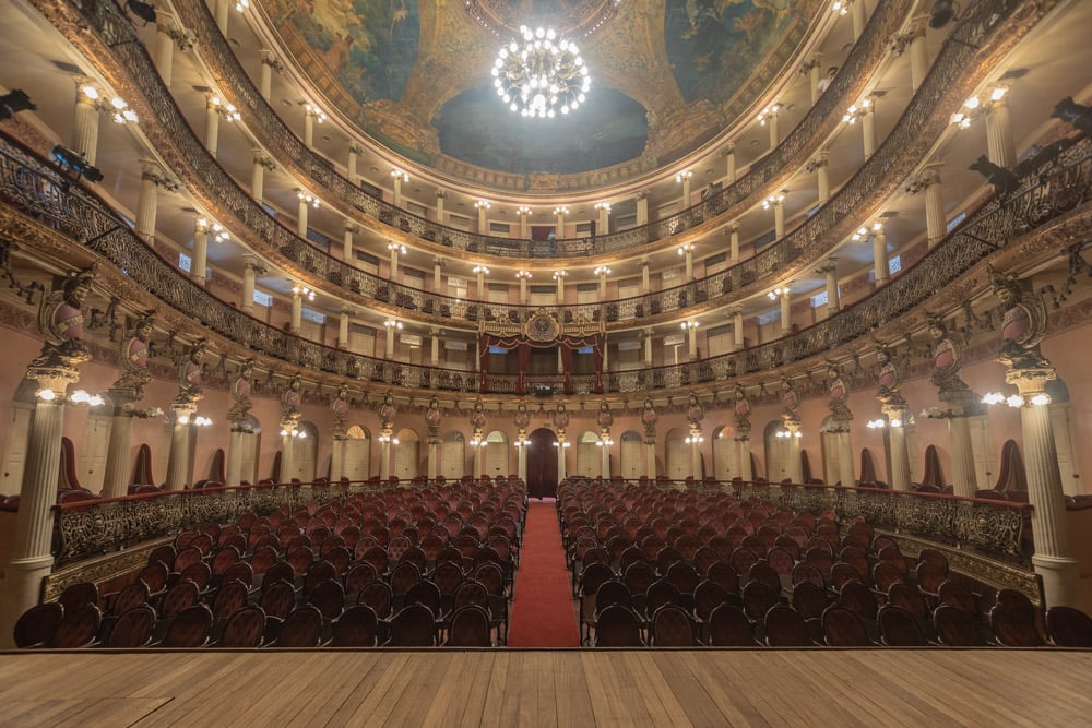 Interior do Teatro Amazonas, ícone arquitetônico de Manaus, com plateia e lustre central