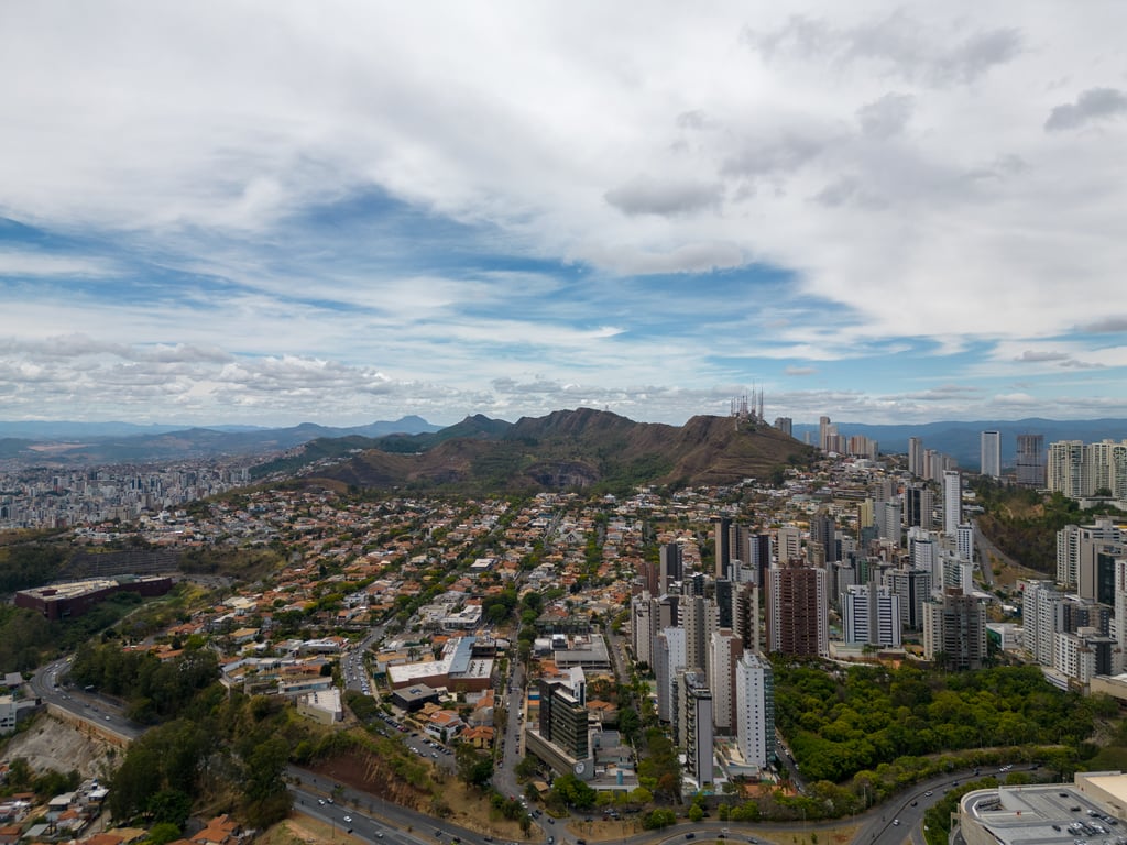 Vista panorâmica de Belo Horizonte ao entardecer, com a Serra do Curral ao fundo