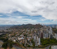 Vista panorâmica de Belo Horizonte ao entardecer, com a Serra do Curral ao fundo.