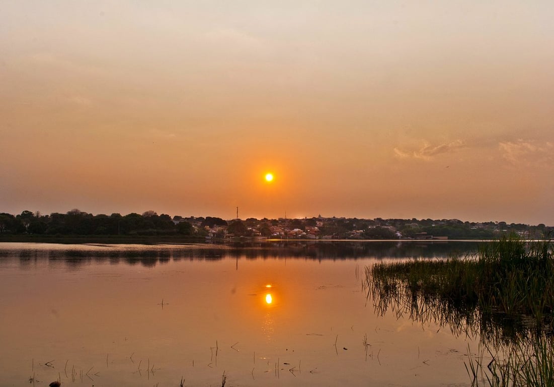 Vista do lago e da cidade de Lagoa da Prata ao entardecer