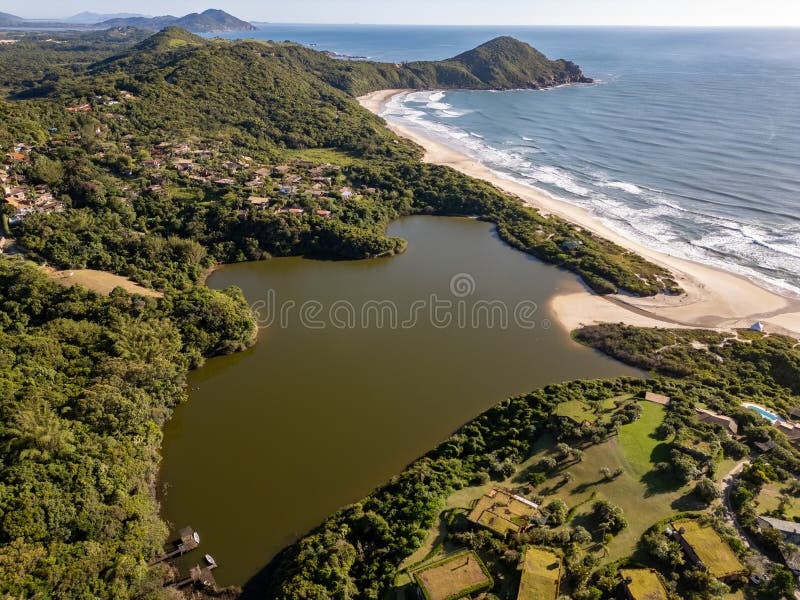 Vista aérea do Porto de Imbituba e do litoral sul catarinense