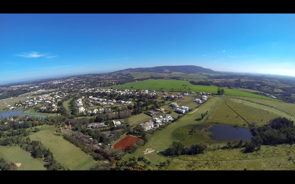 Vista aérea da Floresta Nacional de Ipanema, em Iperó SP, com morros e extensa área verde sob céu claro