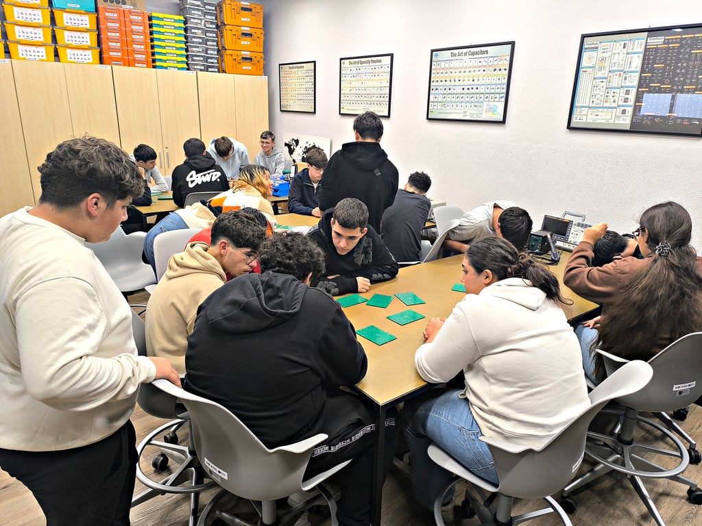 Candidatos em ambiente de prova, escrevendo em folhas de resposta