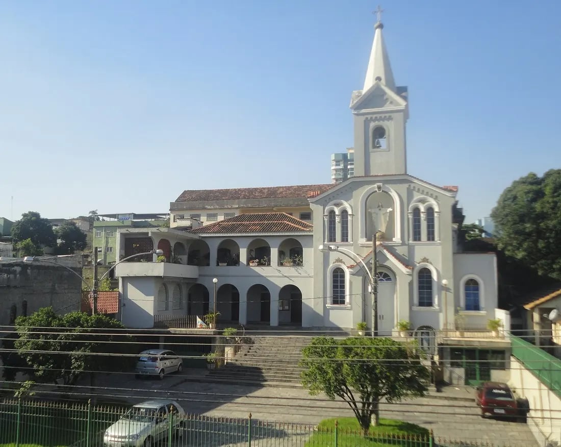 Cena urbana de Nilópolis RJ, com igreja e área arborizada ao fundo