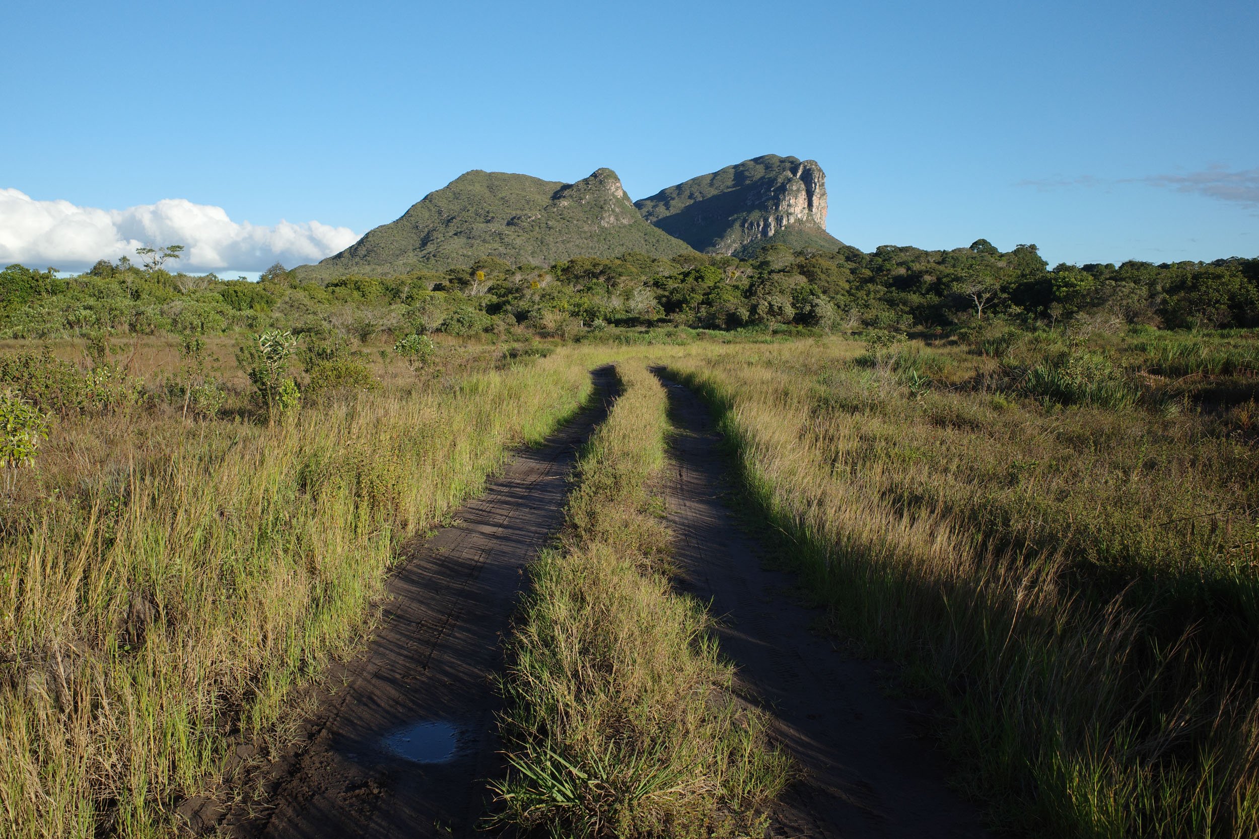 Vista panorâmica de Jacobina, Bahia, com morros da Chapada Norte ao fundo, em luz dourada de fim de tarde