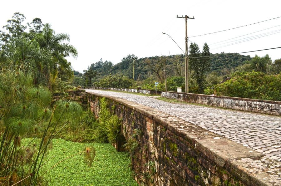 Ponte histórica em área verde de Ivoti, no Vale do Sinos