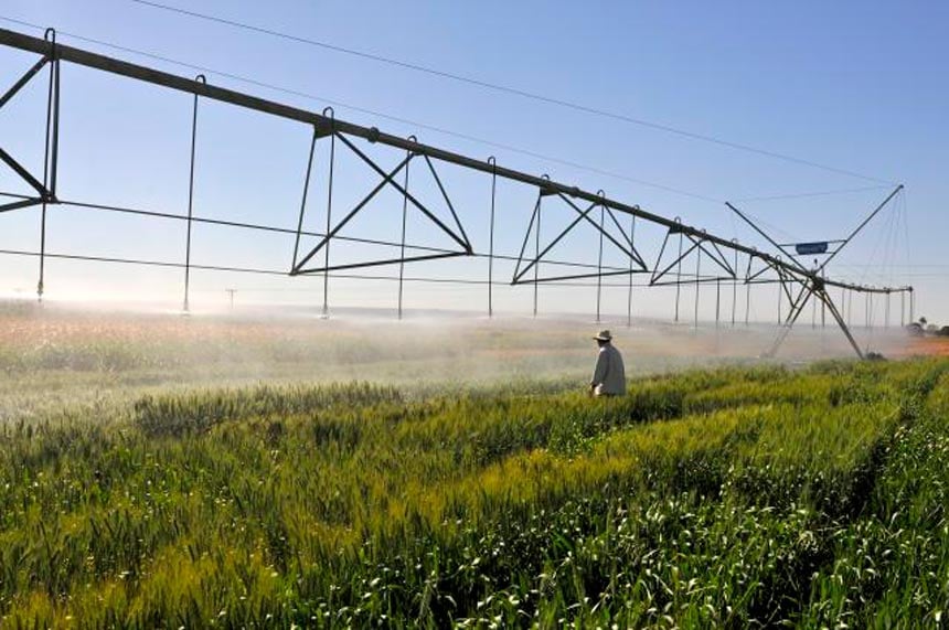 Campo irrigado por pivô central no Cerrado, simbolizando o agronegócio tecnológico do Centro-Oeste