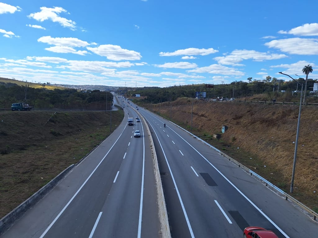 Estrada no interior de Minas Gerais, representando deslocamento e transporte municipal