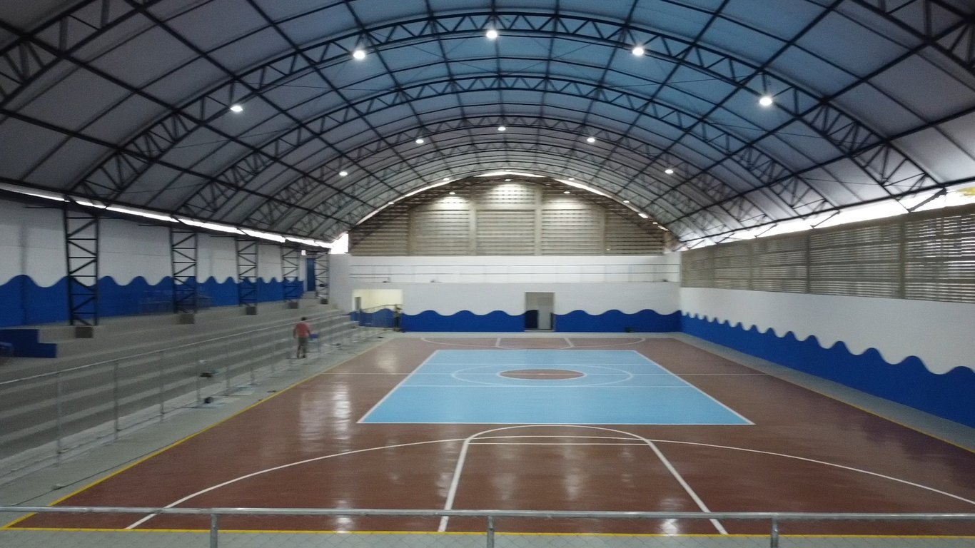 Quadra esportiva escolar coberta, com marcações para futsal e vôlei
