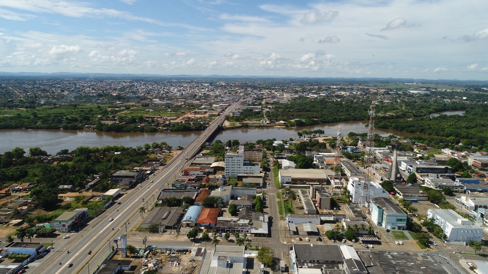 Vista aérea de Ji-Paraná, com o rio Machado cortando a cidade