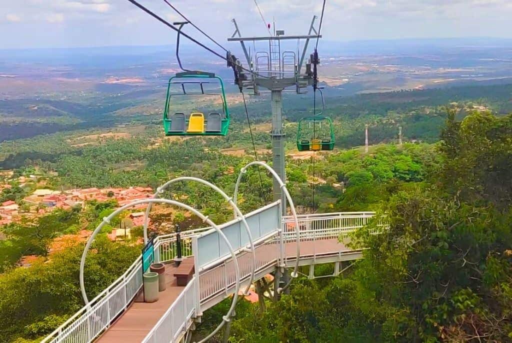Vista da região do Cariri, com cidade ao longe e chapada ao fundo