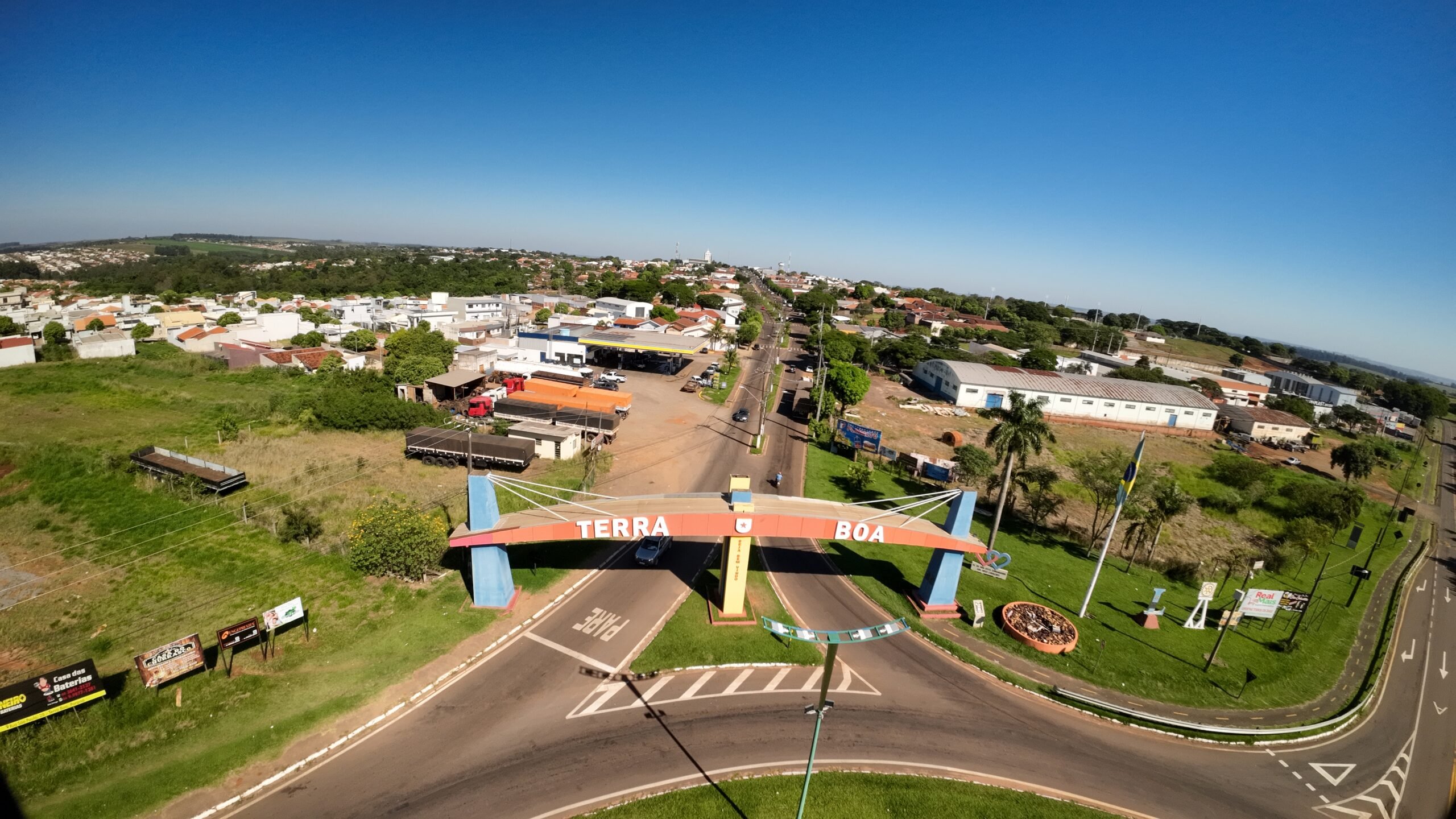 Arco de entrada de Terra Boa PR, com a área urbana ao fundo