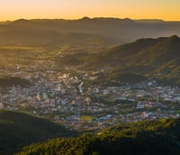 Vista urbana de Jaraguá do Sul SC, com morros ao fundo