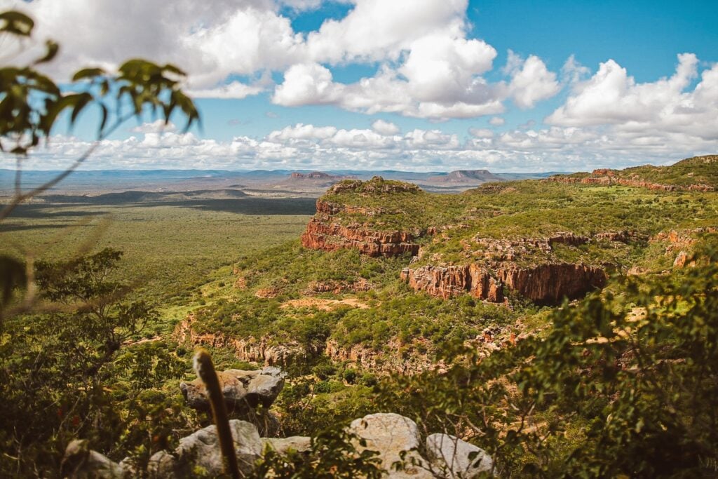 Paisagem rural do Agreste, ao entardecer, com serras baixas e vegetação de caatinga