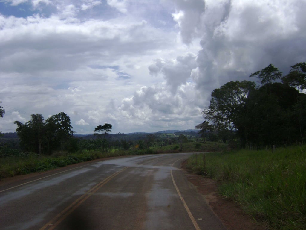 Vista urbana de Jaru RO, com via principal e vegetação