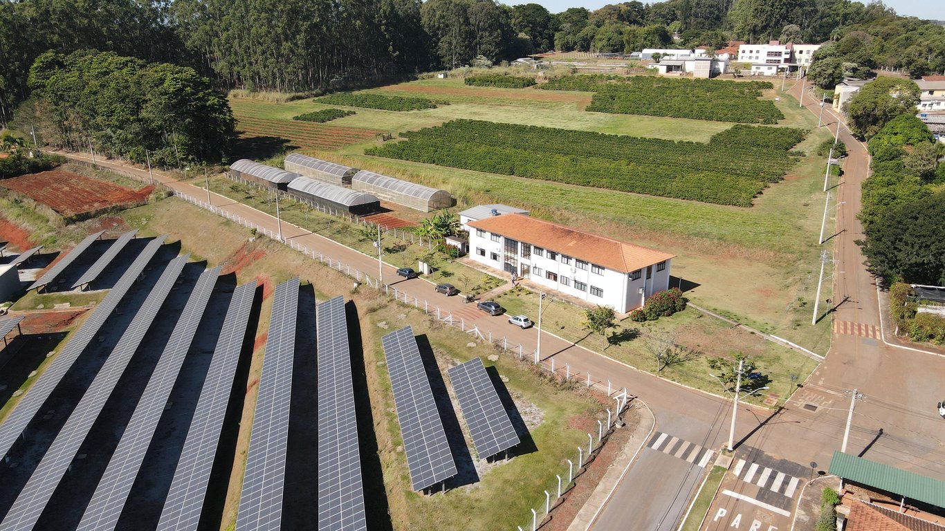 Ambiente universitário com áreas agrícolas e infraestrutura sustentável