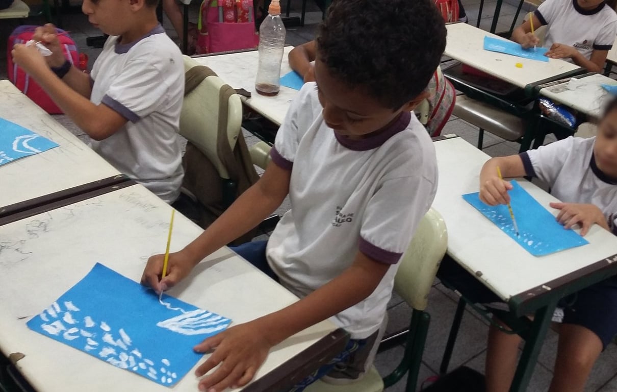 Sala de aula com atividades artísticas na educação básica