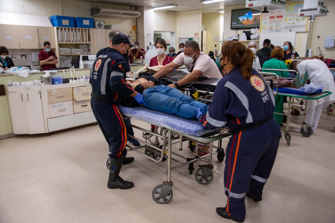 Profissionais de saúde em atendimento numa sala de emergência, ilustrando rotina hospitalar