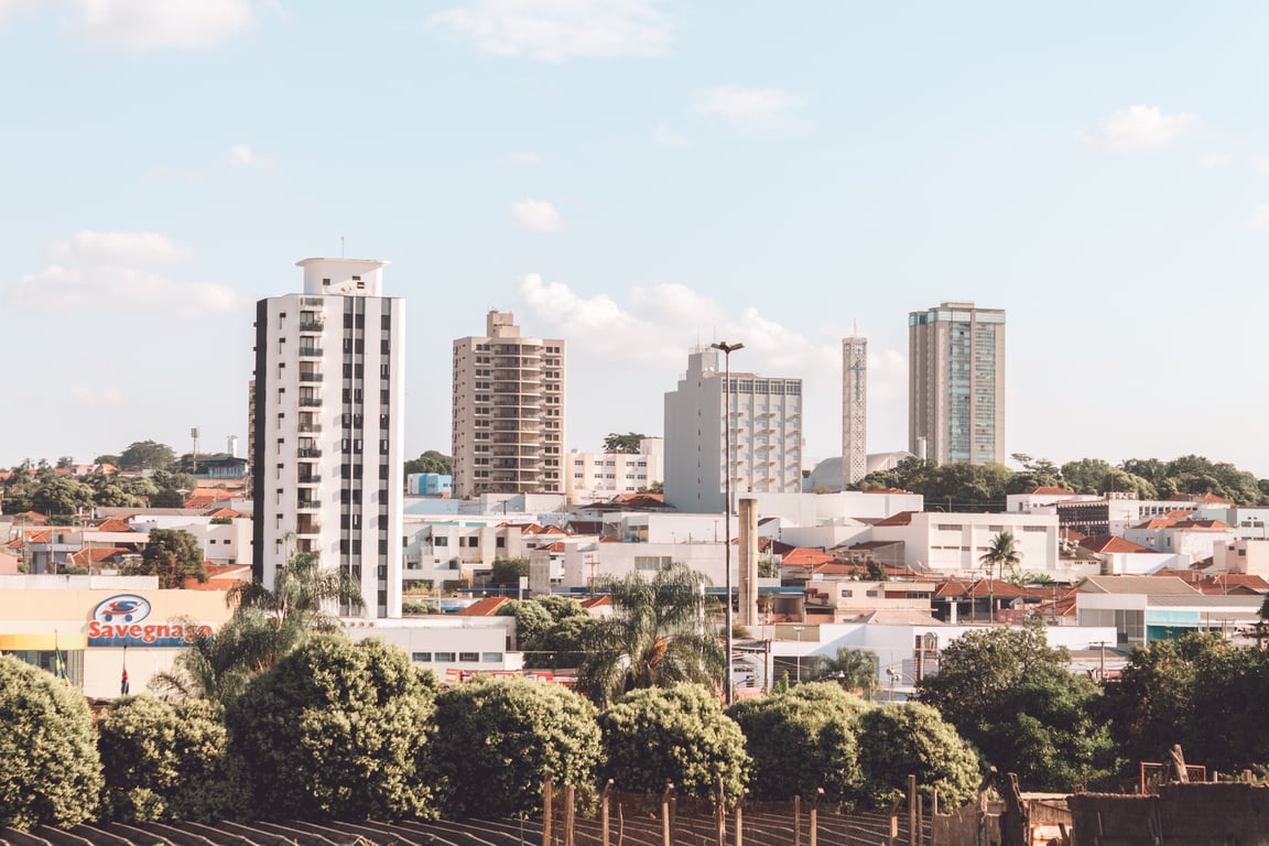 Vista urbana de Matão SP, com prédios e skyline do interior paulista, em formato horizontal