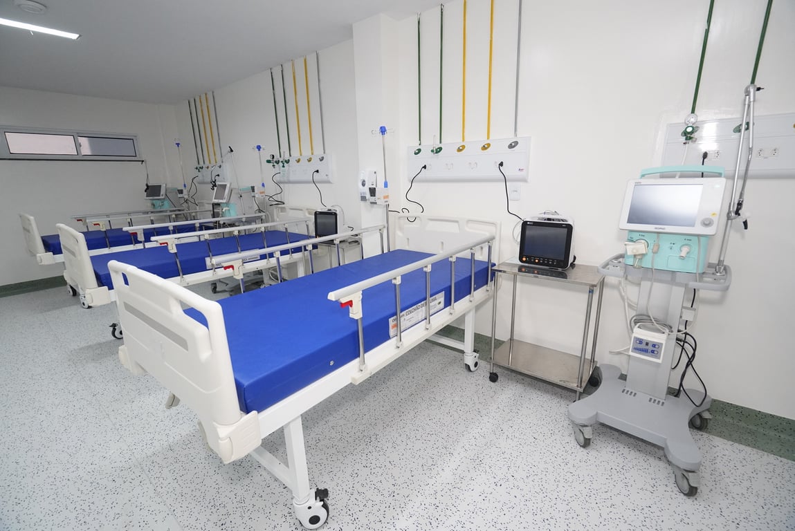 Ambiente hospitalar moderno com leitos e equipamentos