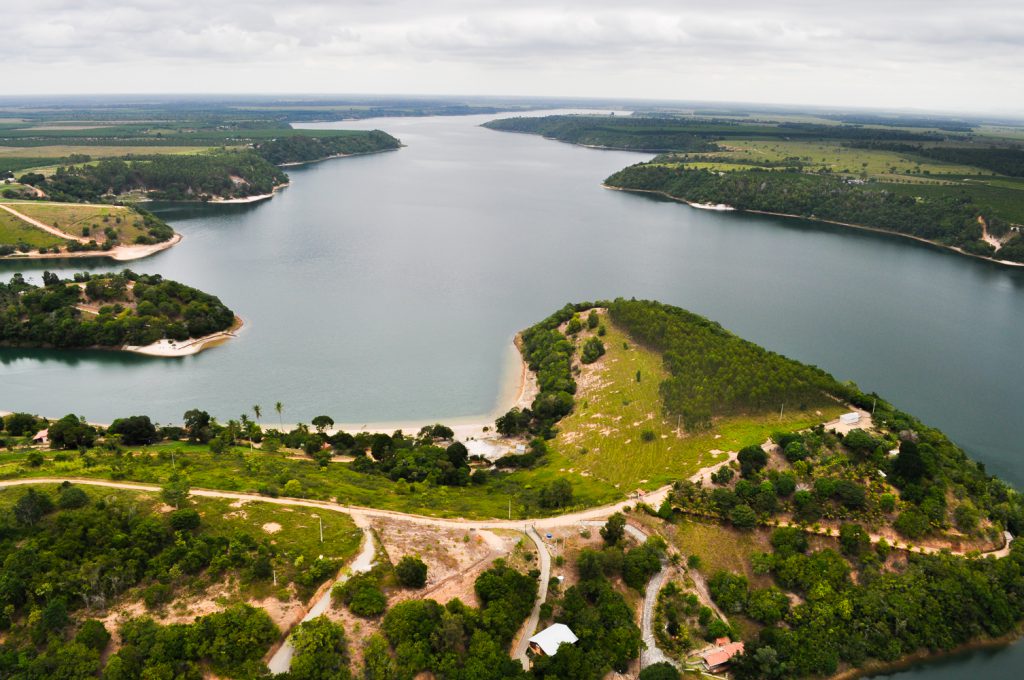 Vista aérea de Linhares (ES) com lagoa e vegetação