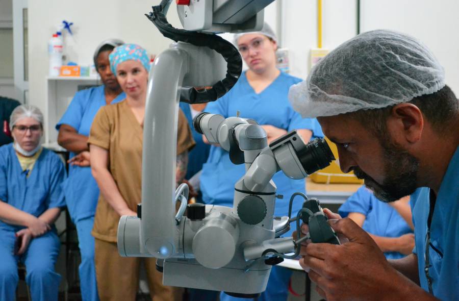 Equipe médica em ambiente de simulação e treinamento cirúrgico