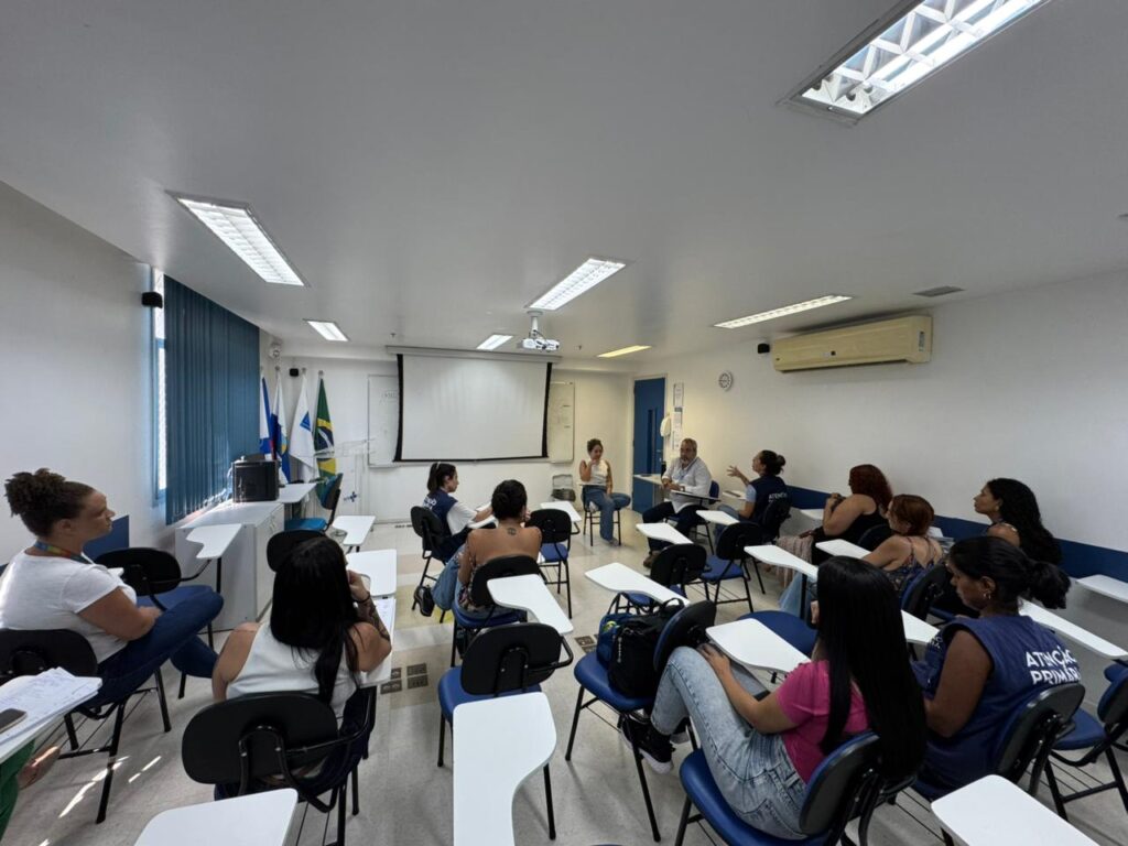 Profissionais de saúde em reunião de equipe multiprofissional