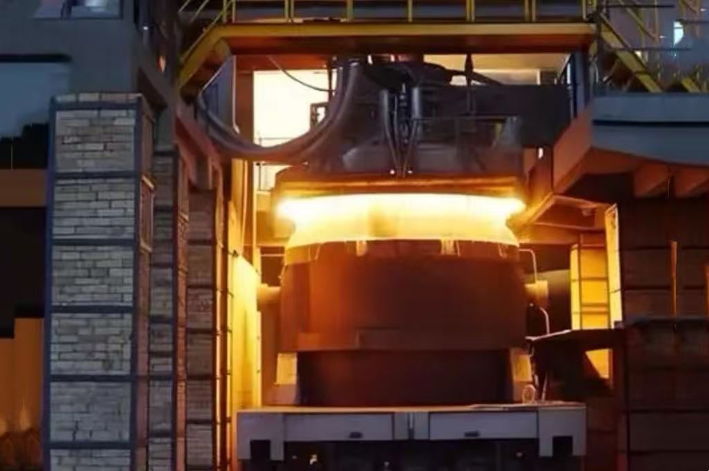 Ambiente de laboratório de metalurgia, com forno e amostras metálicas