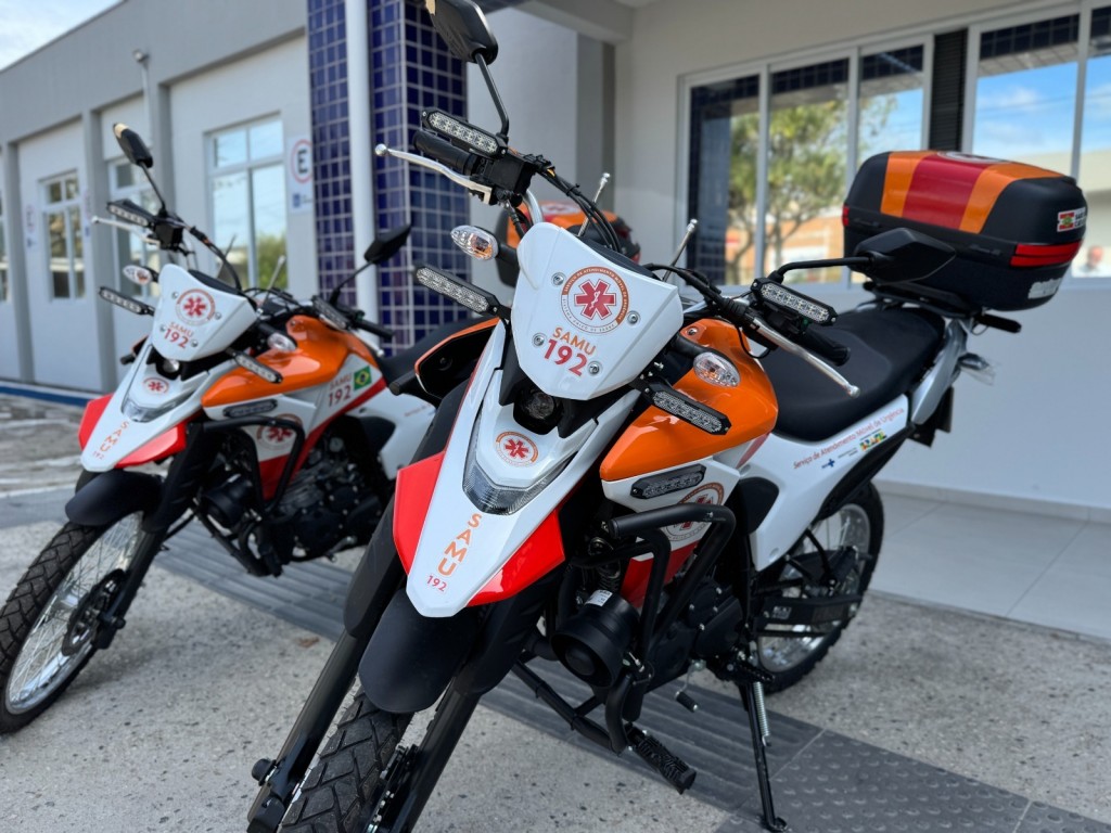 Motos do SAMU 192 em ambiente urbano, ilustrando o atendimento pré-hospitalar em SC