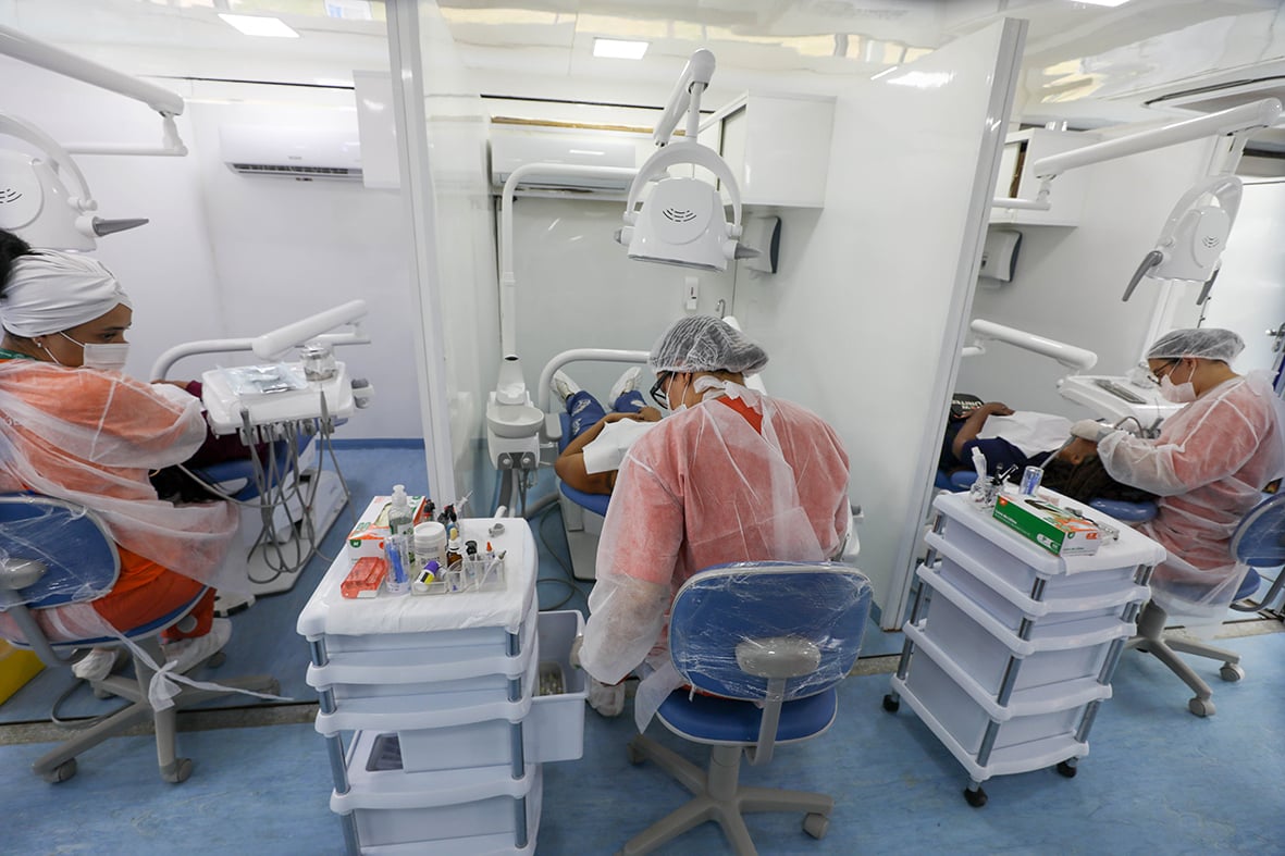 Profissionais da saúde em atendimento odontológico em UBS/ESF