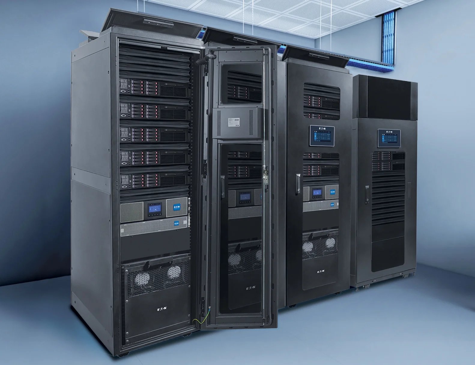 Ambiente profissional de TI com racks e servidores