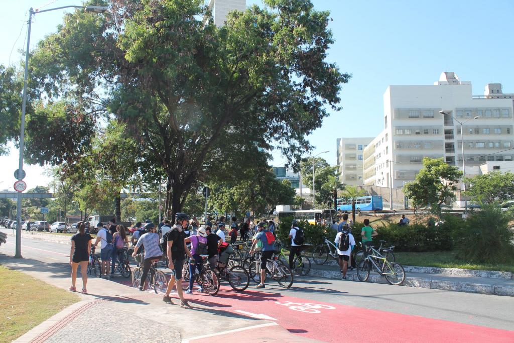 Corredor verde urbano com ciclistas e vegetação em Belo Horizonte