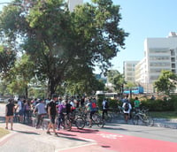 Corredor verde urbano com ciclistas e vegetação em Belo Horizonte. Seleção temporária da SUDECAP para o DRENURBS 2ª Etapa.