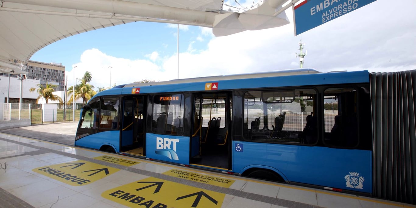 Plataforma de embarque do BRT com veículo estacionado, no Rio de Janeiro