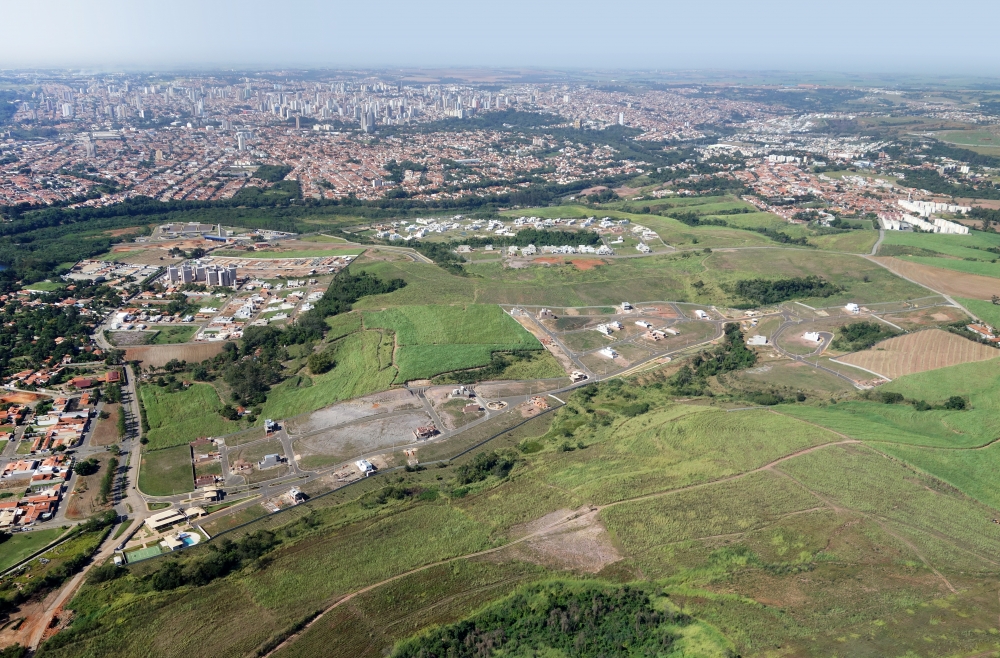 Vista aérea de Pinheiros ES, com áreas urbanas e verdes ao fundo