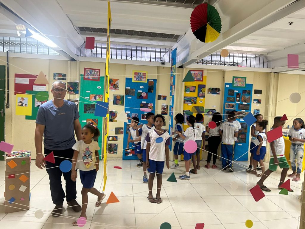 Atividades de artes em sala de aula de rede pública