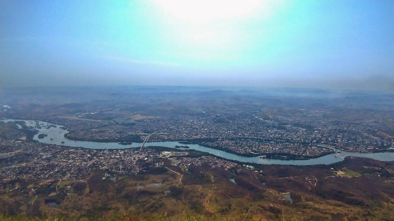 Vista aérea de Governador Valadares MG com o Pico da Ibituruna ao fundo