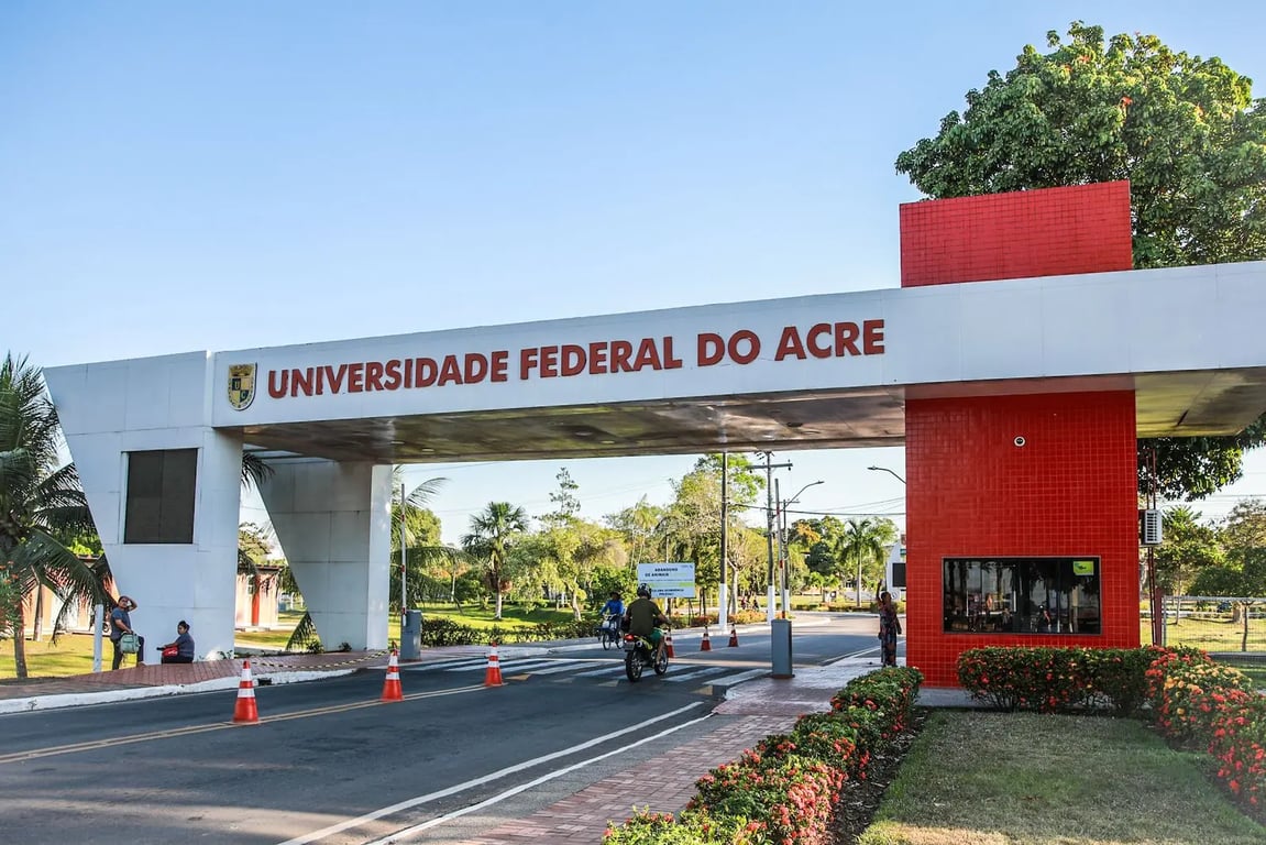 Entrada da Universidade Federal do Acre com portal e vegetação no campus